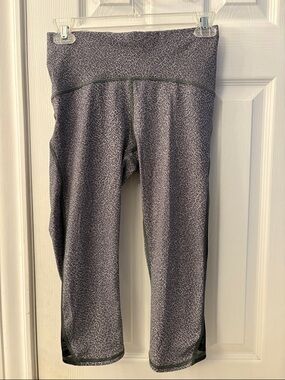 Lululemon athletica gray speckled Capri Leggings, sheer black side panel. Size 6